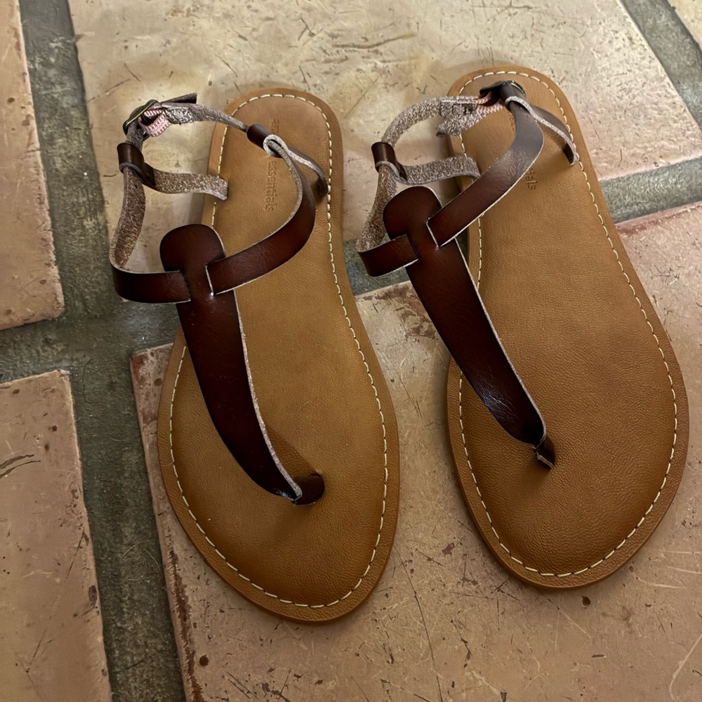 Elegant Brown Leather Sandals NWB  🌹